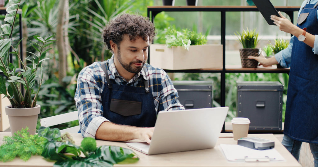 man collecting online invoice payments